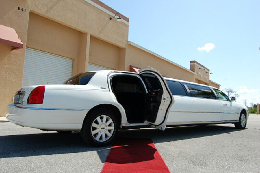 White Lincoln Stretch Limo